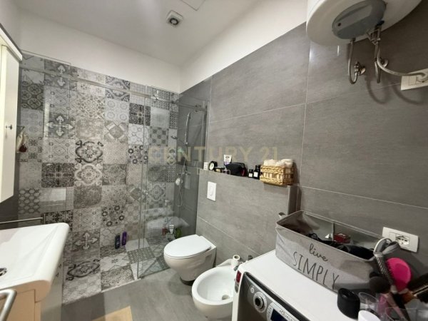 Tirane, jepet me qera apartament 2+1+Ballkon Kati 9, 110 m² 1.200 € (Rruga Faik Konica)