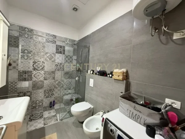 Tirane, jepet me qera apartament 2+1+Ballkon Kati 9, 110 m² 1.200 € (Rruga Faik Konica)