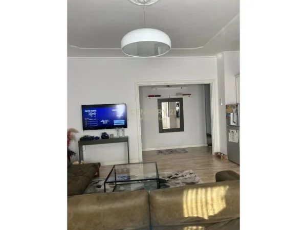 Tirane, jepet me qera apartament 2+1 Kati 3, 100 m² 750 € (Zogu Zi)