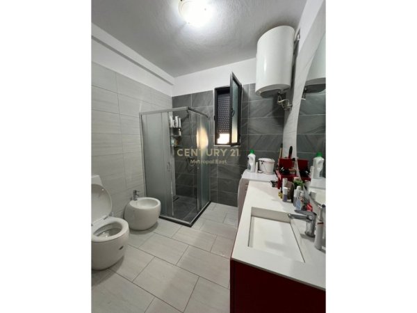 Tirane, jepet me qera apartament 2+1 Kati 3, 100 m² 750 € (Zogu Zi)