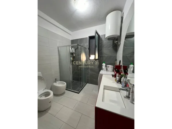 Tirane, jepet me qera apartament 2+1 Kati 3, 100 m² 750 € (Zogu Zi)
