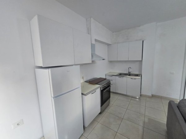 Tirane, jepet me qera apartament 1+1 Kati 2, 75 m² 550 € (Vila Gold)