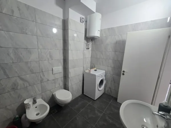 Tirane, jepet me qera apartament 1+1 Kati 2, 75 m² 550 € (Vila Gold)