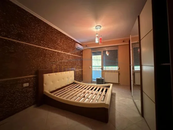 Tirane, jepet me qera apartament 3+1 per banim dhe zyra, Kati 4, 166 m² 1.200 € (Rruga e Dibres)