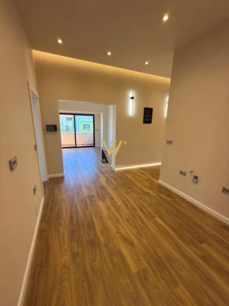 Tirane, jepet me qera ambjent biznesi Kati 3, 170 m² 1.900 € (VILAT GJERMANE)