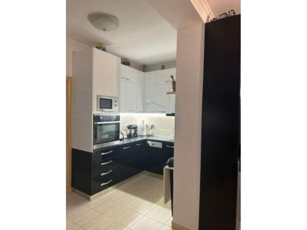 Tirane, jepet me qera apartament 3+1 Kati 7, 115 m²800EURO  (Komuna e Parisit, prane Big Market)