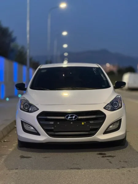Tirane, shitet Hyundai I30 Nafte, e bardhë automatik Kondicioner 230 km 7.300 €