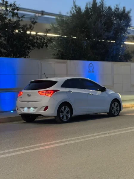 Tirane, shitet Hyundai I30 Nafte, e bardhë automatik Kondicioner 230 km 7.300 €