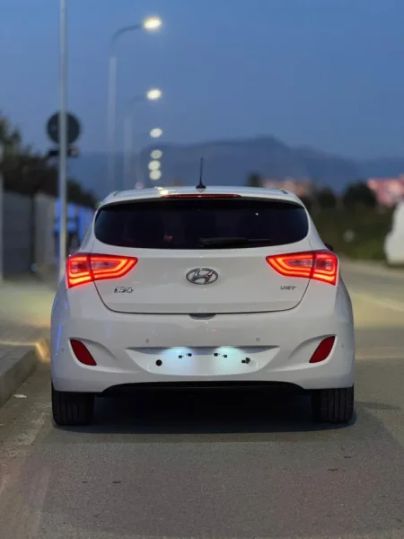Tirane, shitet Hyundai I30 Nafte, e bardhë automatik Kondicioner 230 km 7.300 €