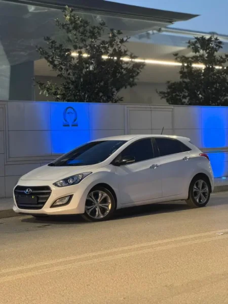 Tirane, shitet Hyundai I30 Nafte, e bardhë automatik Kondicioner 230 km 7.300 €