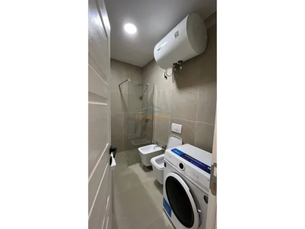 Tirane, jepet me qera apartament 1+1+Ballkon Kati 8, 50 m² 600 € (Shkolla e Kuqe)