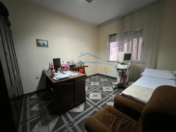 Tirane, jepet me qera ambjent biznesi Kati 1, 80 m² 550 € (Laprake)