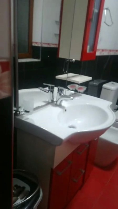 Tirane, jepet me qera apartament 1+1+Aneks Kati 2, 60 m² 600 € (Pranë Postës Qendrore &amp; shkollës &quot;Kristoforidhi&quot;)