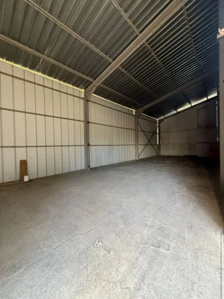 Tirane, jepet me qera magazine Kati 0, 250 m² 1.125 € (Vore)