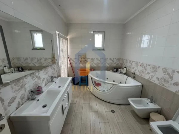 Tirane, jap me qera apartament 2+1+Aneks+Ballkon , 294 m² 1.200 € (Selvia)