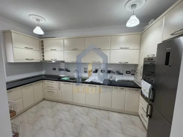 Tirane, jap me qera apartament 2+1+Aneks+Ballkon , 294 m² 1.200 € (Selvia)