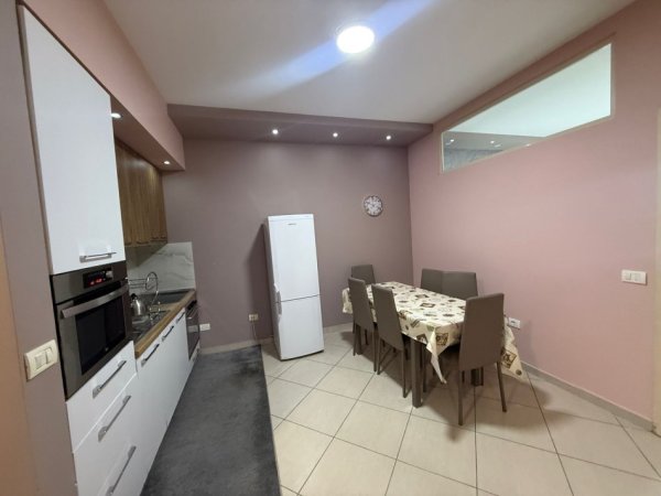 Tirane, jepet me qera apartament 2+1 Kati 2, 80 m² 550 € (Rruga Karl Gega, Kompleksi Lura)