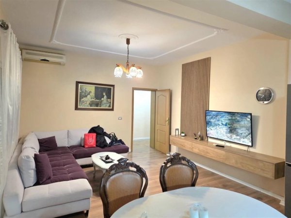 Tirane, jepet me qera apartament 3+1 Kati 2, 120 m² 800 € (Fusha e Aviacionit)