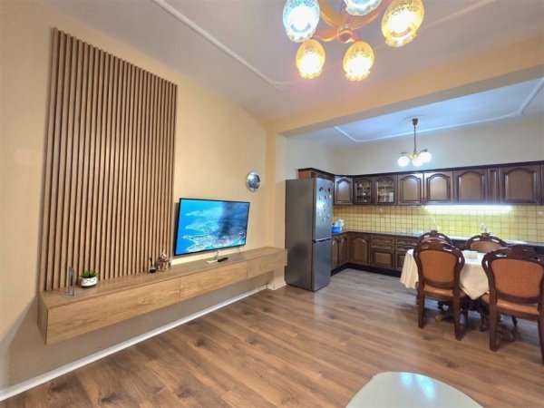 Tirane, jepet me qera apartament 3+1 Kati 2, 120 m² 800 € (Fusha e Aviacionit)