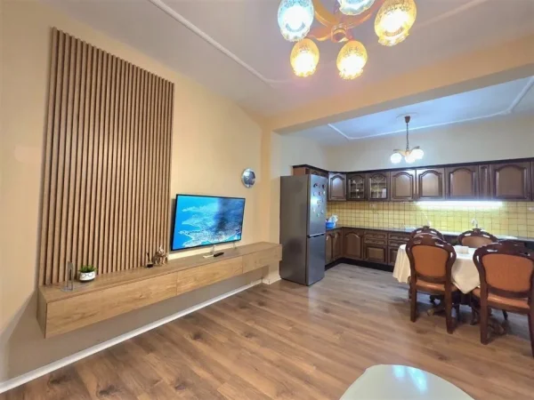 Tirane, jepet me qera apartament 3+1 Kati 2, 120 m² 800 € (Fusha e Aviacionit)