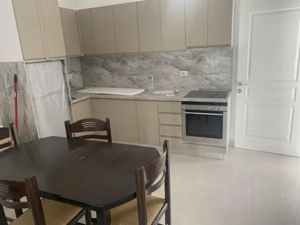 Tirane, jepet me qera apartament 1+1+Ballkon Kati 6, 70 m² 520 € (asl 1)