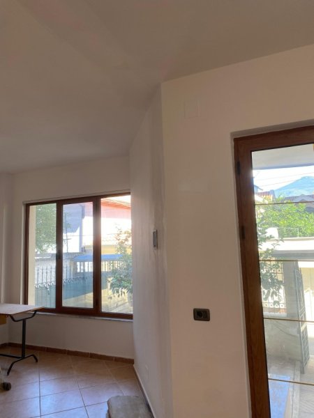 Tirane, jepet me qera apartament 3+1 Kati 1, 600 € 