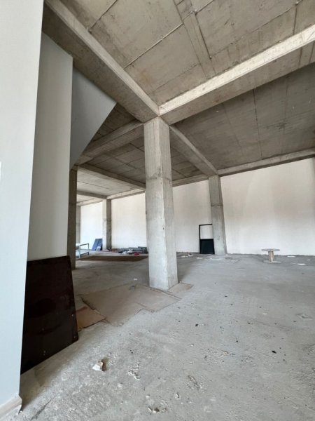 Tirane, jepet me qera magazine Kati 0, 1.000 m² 5.000 € (QTU)