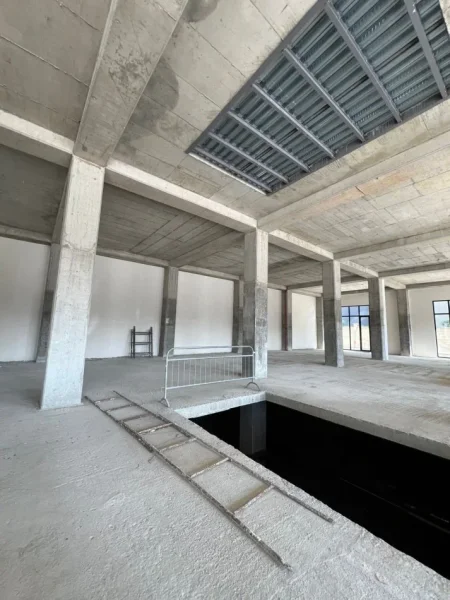 Tirane, jepet me qera magazine Kati 0, 1.000 m² 5.000 € (QTU)