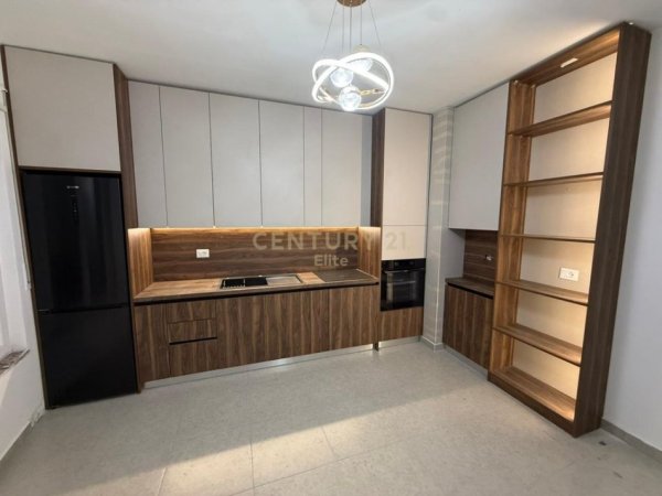 Tirane, jepet me qera apartament 2+1 Kati 5, 104 m² 500 € 