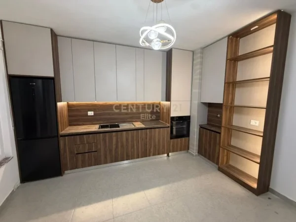 Tirane, jepet me qera apartament 2+1 Kati 5, 104 m² 500 € 