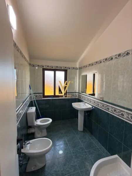 Tirane, jepet me qera apartament 4+1+Ballkon Kati 3, 170 m² 1.900 € (VILAT GJERMANE)