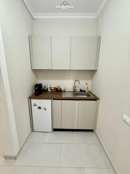 Tirane, jepet me qera zyre Kati 1, 150 m² 700 € (qytet studenti)