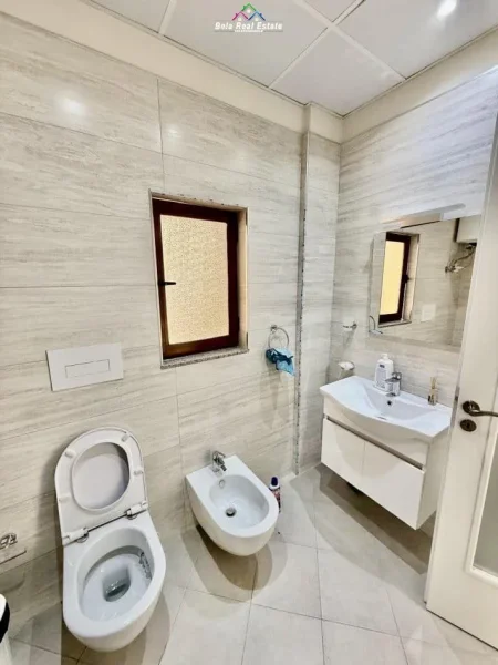 Tirane, jepet me qera zyre Kati 1, 150 m² 700 € (qytet studenti)