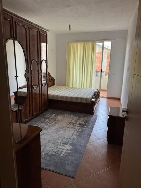 Tirane, jepet me qera apartament 2+1 Kati 1, 90 m² 420 € (fresku)