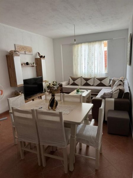 Tirane, jepet me qera apartament 2+1 Kati 1, 90 m² 420 € (fresku)