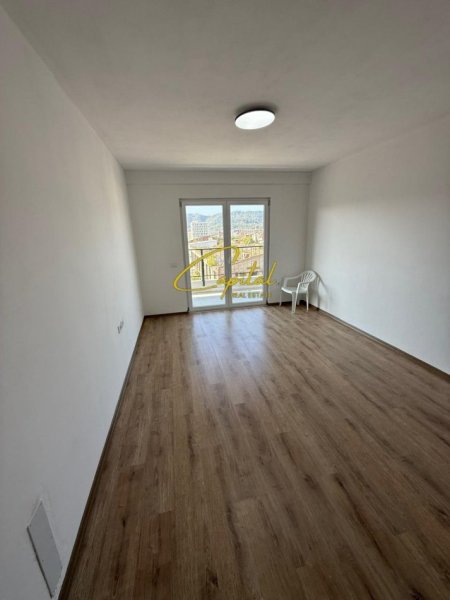 Tirane, jepet me qera apartament 1+1 Kati 4, 90 m² 350 € (KOMBINAT)