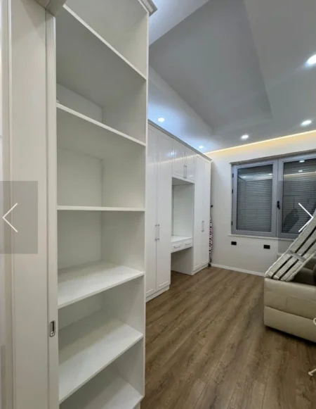 Tirane, jepet me qera apartament 2+1+Ballkon Kati 2, 130 m² 1.000 € (Pazari i Ri)