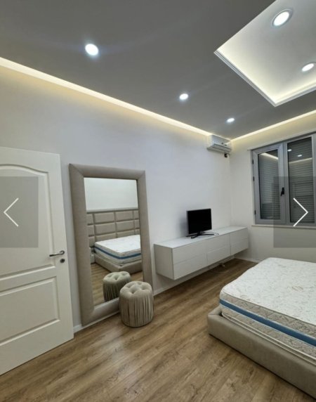 Tirane, jepet me qera apartament 2+1+Ballkon Kati 2, 130 m² 1.000 € (Pazari i Ri)