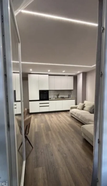 Tirane, jepet me qera apartament 2+1+Ballkon Kati 2, 130 m² 1.000 € (Pazari i Ri)