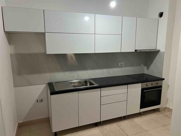 Tirane, jepet me qera apartament 1+1 Kati 5, 75 m² 350 € (5 Maj)