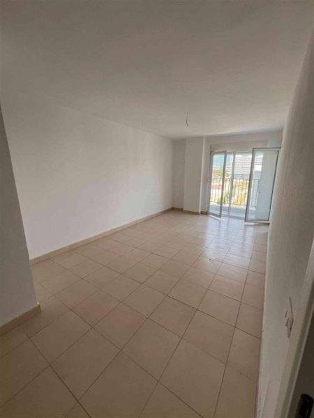 Tirane, jepet me qera apartament 1+1 Kati 5, 75 m² 350 € (5 Maj)