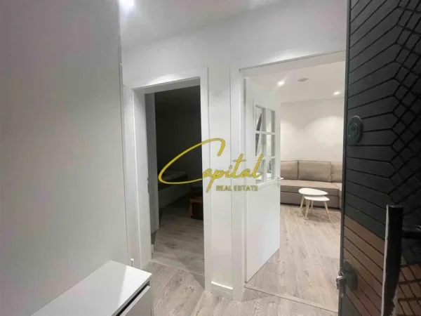 Tirane, jepet me qera apartament 1+1 Kati 4, 50 m² 550 € (ISH STACIONI TRENIT)