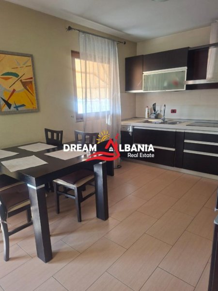 Tirane, jepet me qera apartament 2+1 , 100 m² 650 € (prane ish Ekspozites)