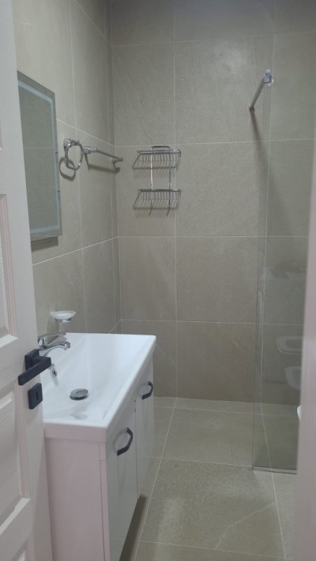 Tirane, jepet me qera 1+1 Kati 8, 65 m² 600 € (Pranë Pazarit të Ri – Shkolla e Kuqe)