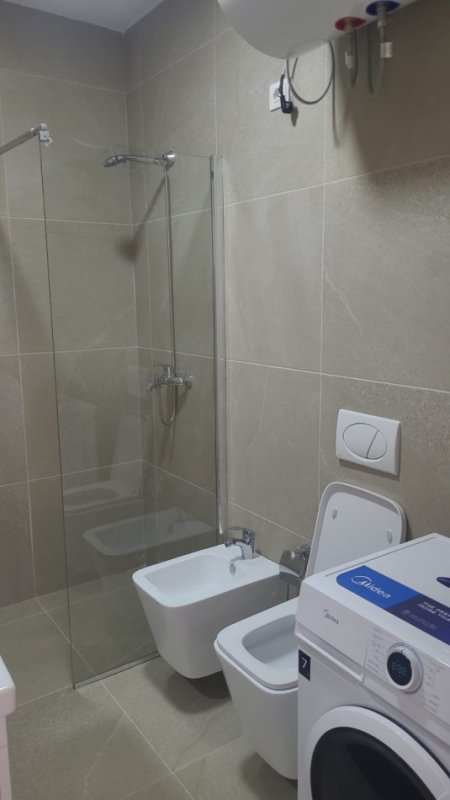Tirane, jepet me qera 1+1 Kati 8, 65 m² 600 € (Pranë Pazarit të Ri – Shkolla e Kuqe)