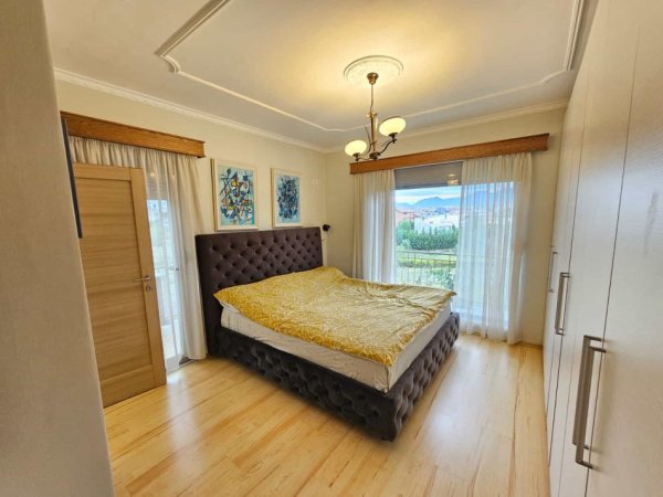 Tirane, jepet me qera Vile 2+1 Kati 3, 100 m² 900 € (Rruga Panorama)