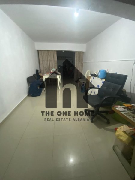 Tirane, jepet me qera dyqan Kati 0, 40 m² 300 € (Super Cmim)