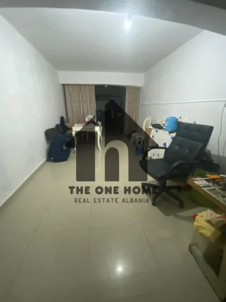 Tirane, jepet me qera dyqan Kati 0, 40 m² 300 € (Super Cmim)