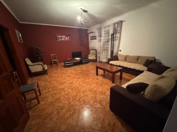 Tirane, jap me qera apartament 2+1+Ballkon Kati 2, 100 m² 400 € (ne fund te bulevardit te ri)