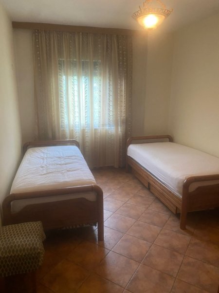 Jepet me Qera Apartament 2+1+2 tek Rruga e Dibrës, afër QSUT,  Kati 4, 94 m² 500 €uro